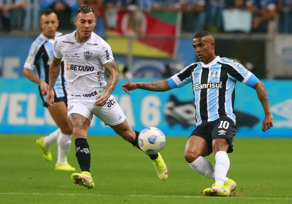 Douglas em ação pelo Grêmio. (Photo by Silvio Avila/Getty Images)