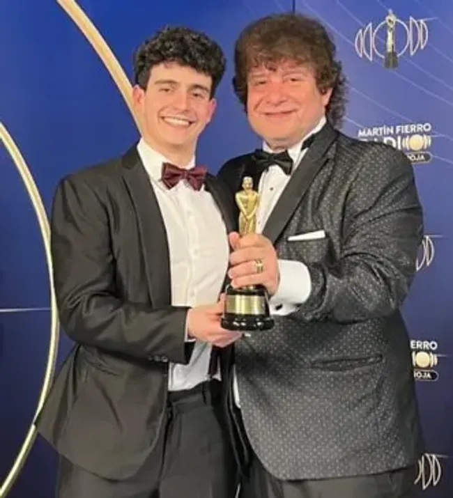 Daniel Mollo con su Martín Fierro. (Foto: @danitomollo).