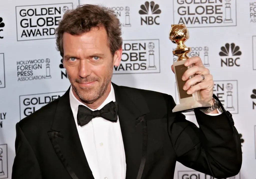 El actor Hugh Laurie posa entre bastidores con su premio al Mejor Actor de Serie Dramática, durante la 63 edición de los Globos de Oro en el Beverly Hilton, el 16 de enero de 2006 en Beverly Hills, California. Imagen: Getty Images.