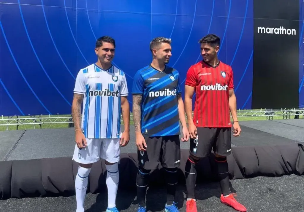 Las nuevas camisetas de Huachipato para el 2024. (Fotos: Octava Pasión)