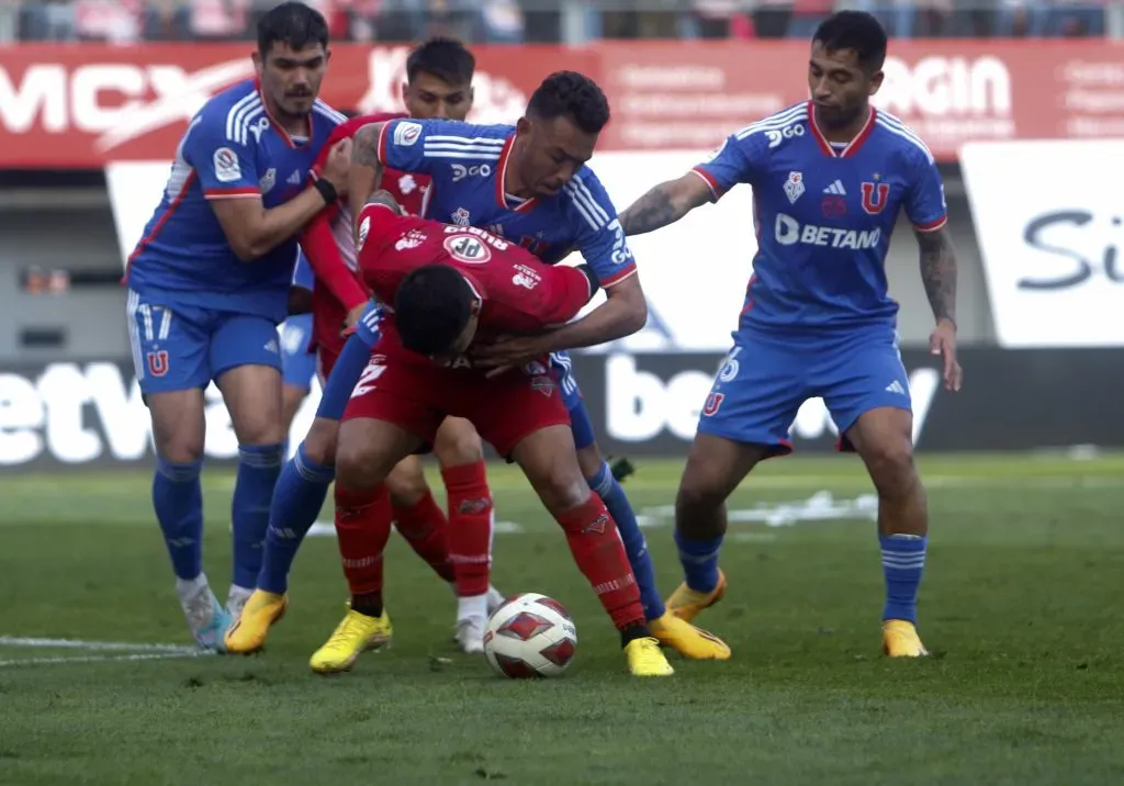 Nery Domínguez y Luis Casanova son titulares en la última línea de la U. Foto: Jose Robles/Photosport