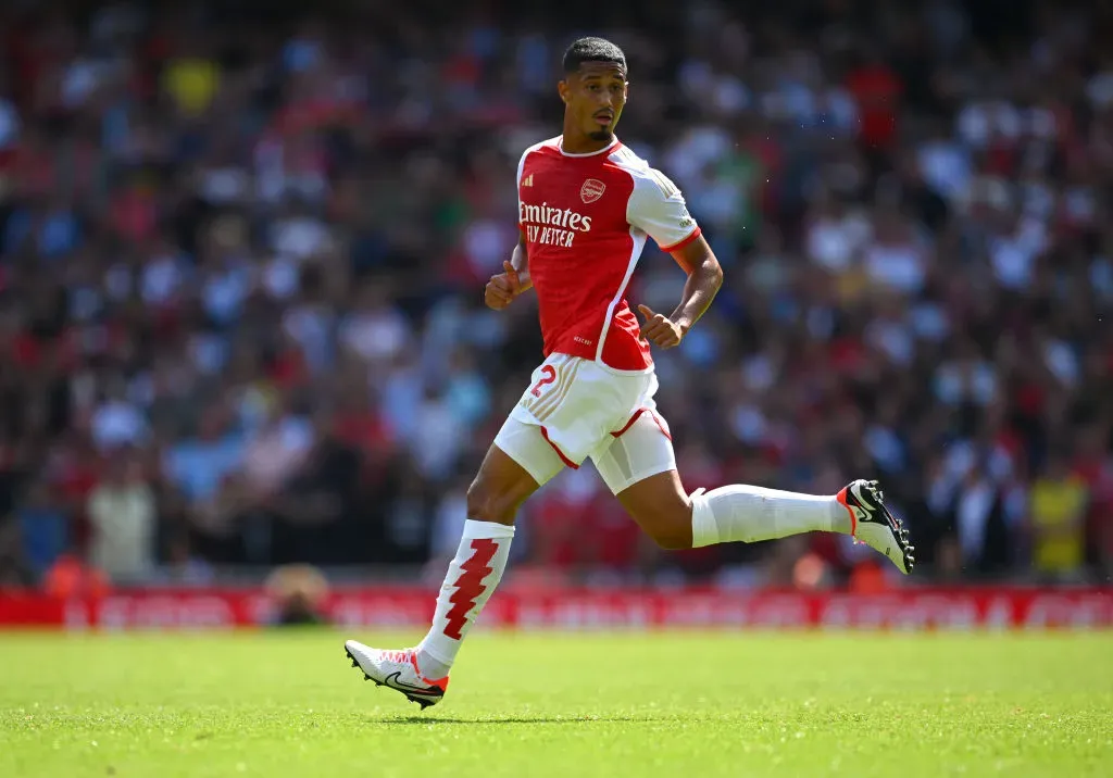 Saliba em ação pelo Arsenal (Foto: Clive Mason/Getty Images)