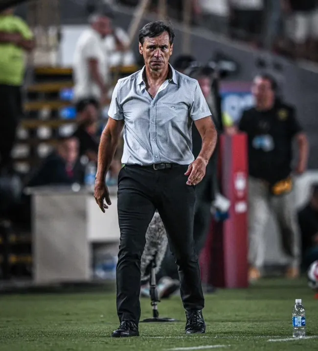 Fabián Bustos dirigiendo a Universitario de Deportes. (Foto: Liga 1).