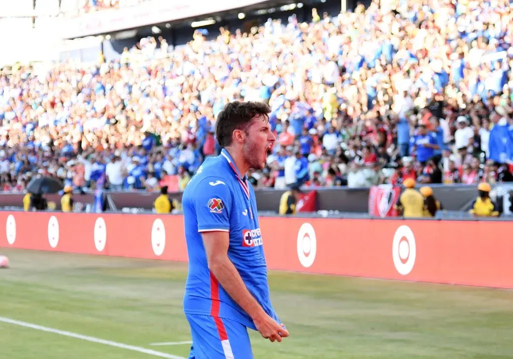 Santiago Giménez celebrando un gol (Getty)