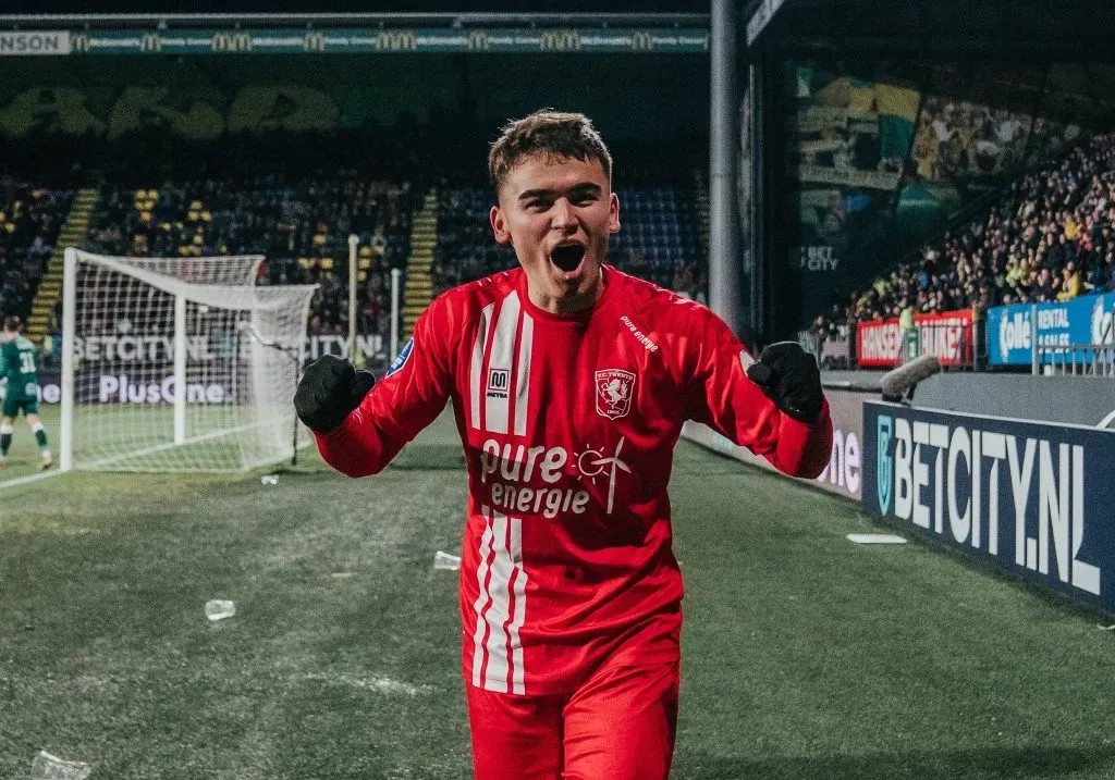 Manfred Ugalde marcó doblete Football Club Twente / Twente