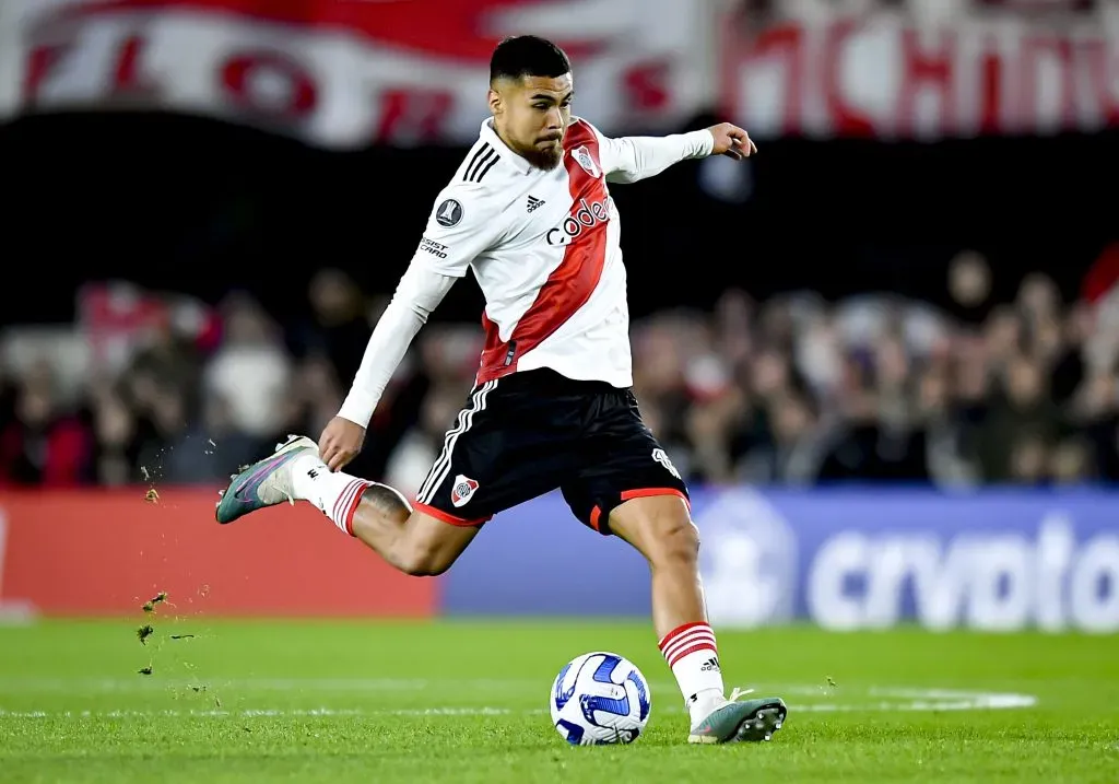 Paulo Díaz en acción ante The Strongest por River Plate. (Marcelo Endelli/Getty Images).