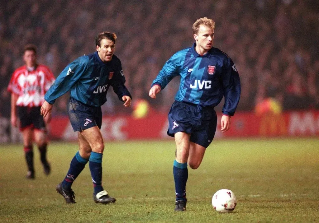 Arsenal y su camiseta azul de los 90