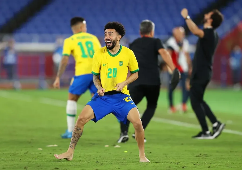 Claudinho comemora medalha olimpica. (Photo by Francois Nel/Getty Images)