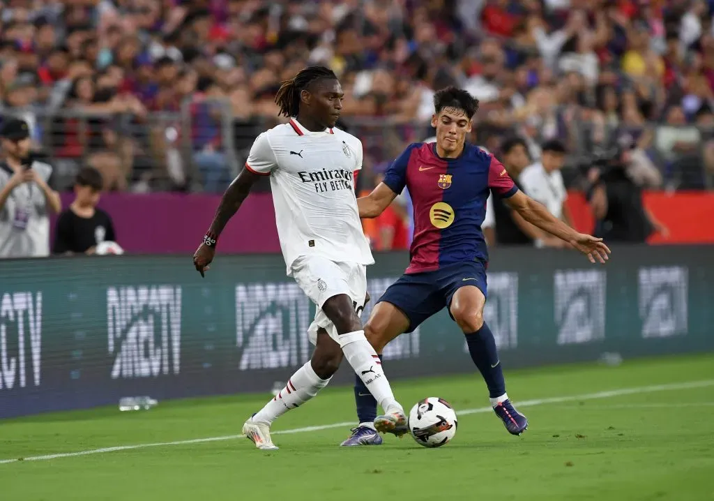 Rafael Leão contra o Barcelona. Foto: IMAGO / Icon SportWire.