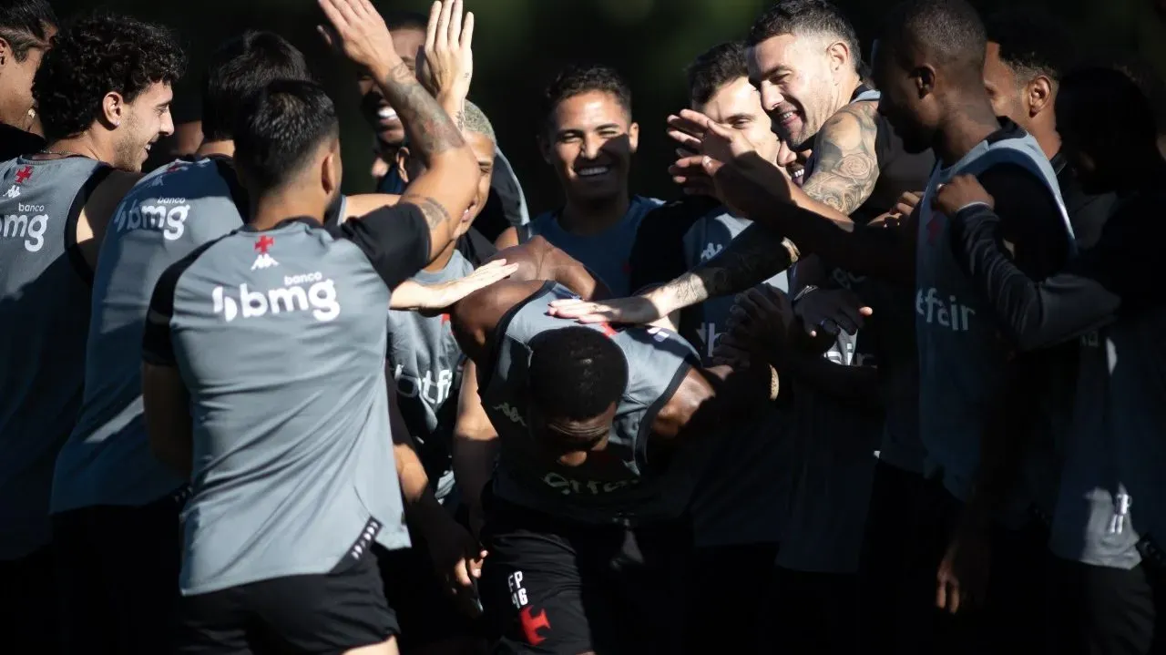 Carlos Cuesta á batizado por jogadores do Vasco. Foto: Matheus Lima | Vasco