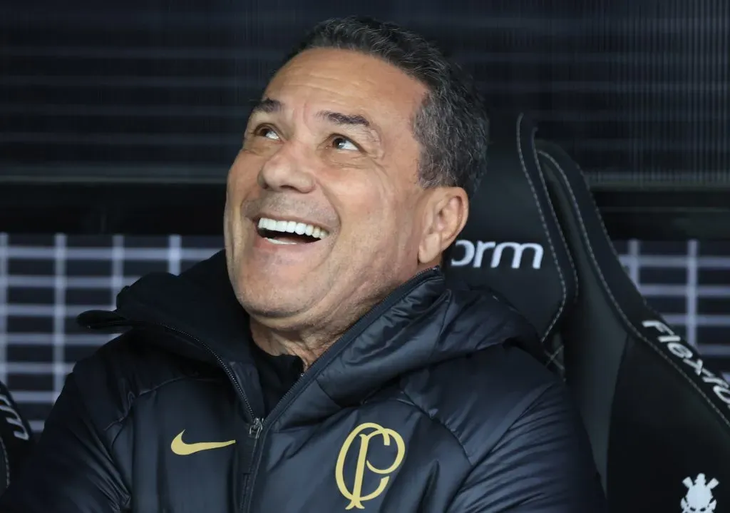 Vanderlei Luxemburgo técnico do Corinthians durante partida contra o Coritiba pelo campeonato Brasileiro A 2023. Foto: Marcello Zambrana/AGIF