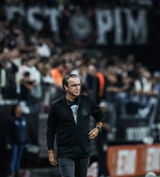 Cuca, técnico do Corinthians, durante partida contra o Remo no estádio Arena Corinthians pelo campeonato Copa do Brasil 2023. Foto: Marcello Zambrana/AGIF