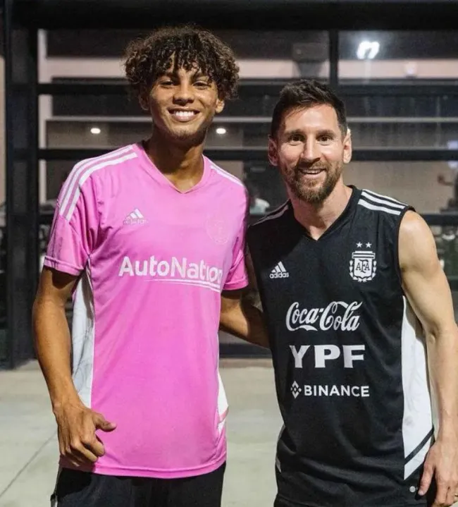 Lionel Messi junto a David Ruiz.