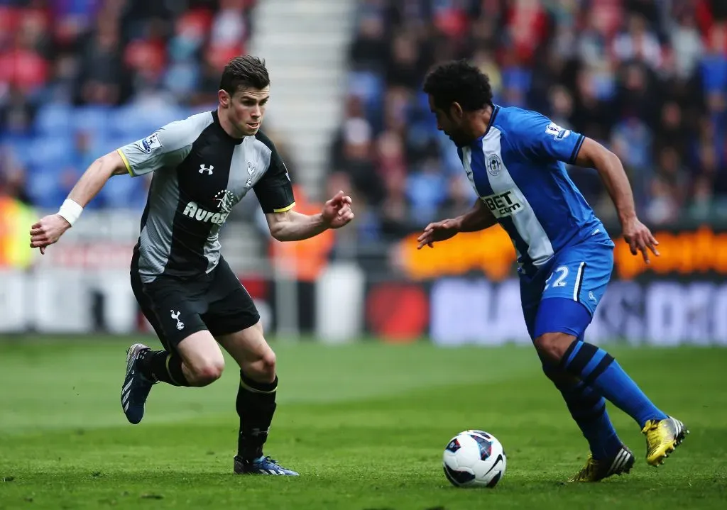 Jean Beausejour conduce el balón ante la marca del galés Gareth Bale. (Richard Heathcote/Getty Images).