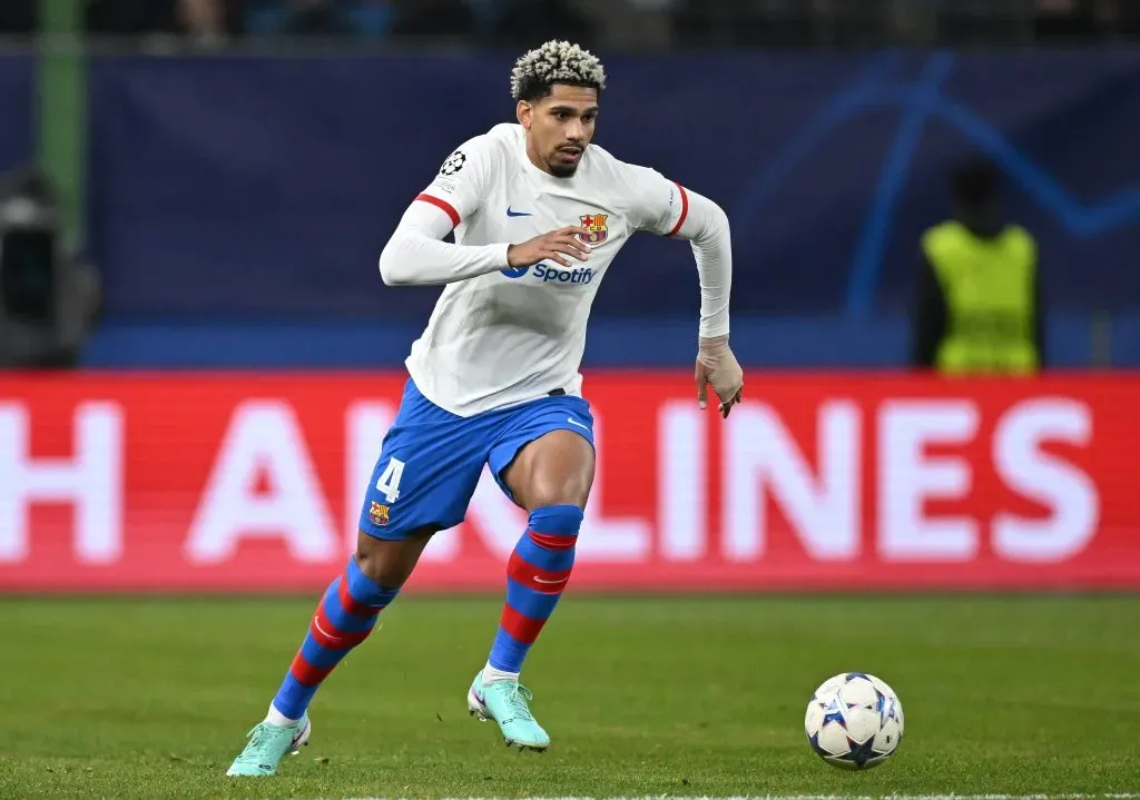 Ronald Araujo pelo Barcelona. (Photo by Stuart Franklin/Getty Images)