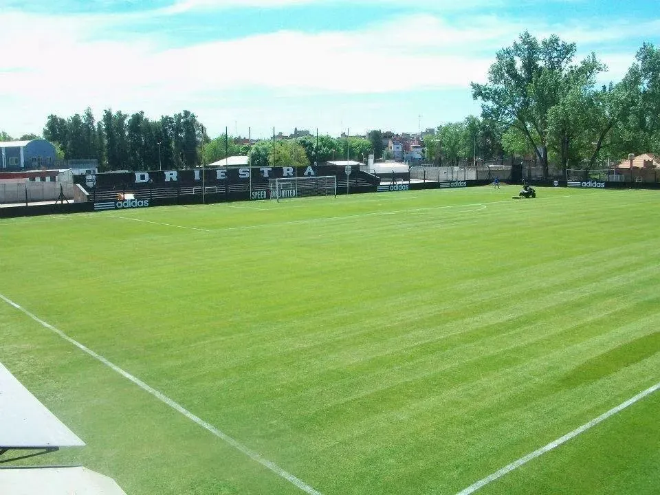 La cabecera local del estadio Guillermo Laza, perteneciente a Deportivo Riestra. (Foto: Prensa Riestra)