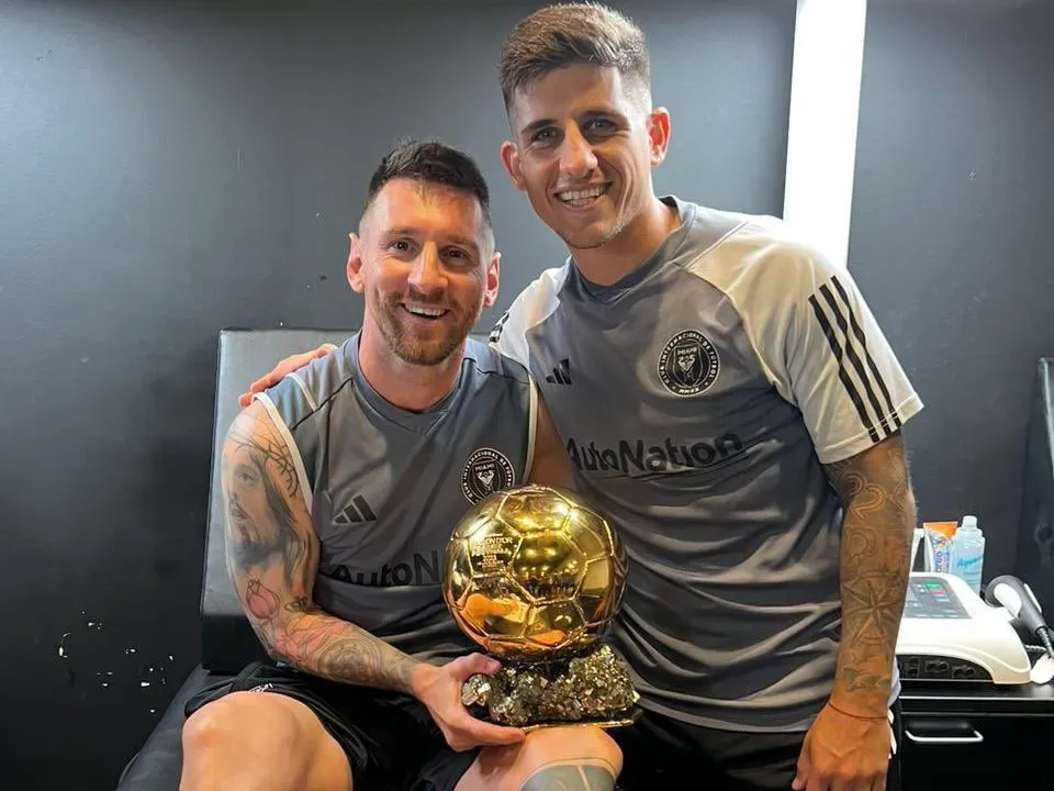 Una foto para el recuerdo: junto a Leo y su último Balón de Oro. (Foto: Twitter @Stefanelli21)