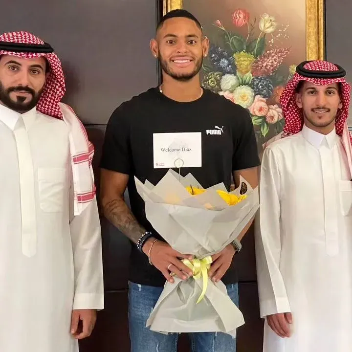 Ismael Díaz junto a la directiva del Al-Taawoun FC