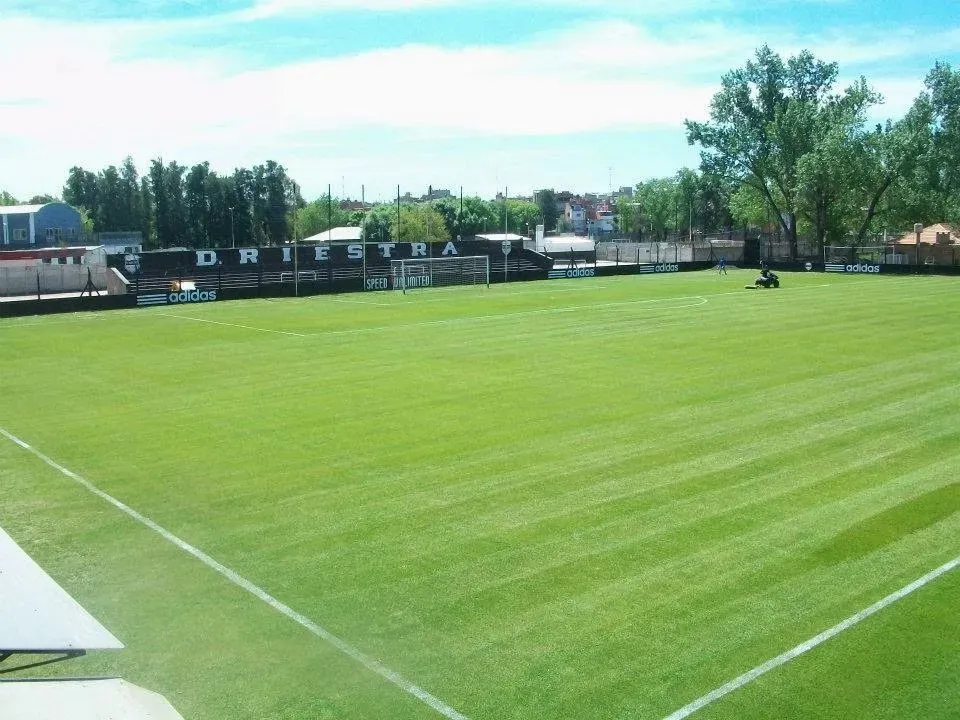 Guillermo Laza, el estadio de Deportivo Riestra.