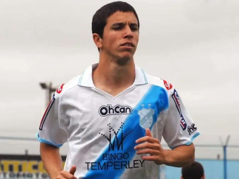 Nacho Fernández con la camiseta de Temperley.