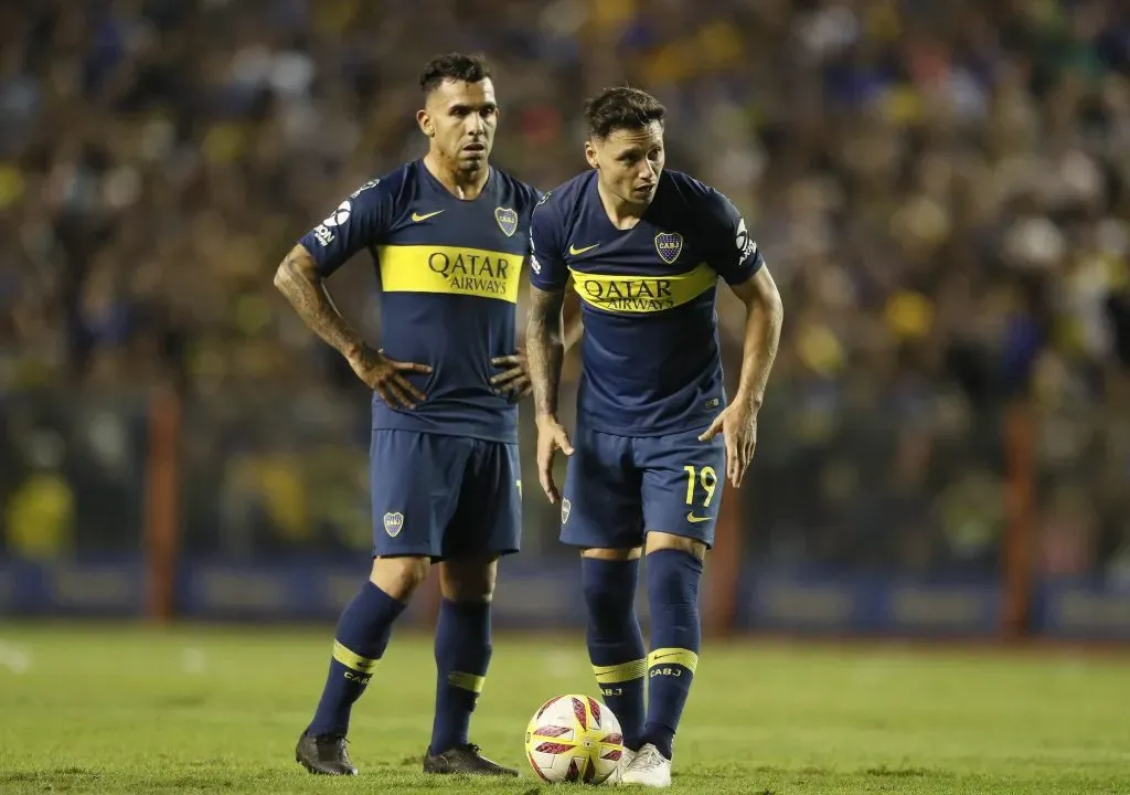 Mauro Zárate con la camiseta de Boca en 2019 junto a Carlos Tevez. (Imago)