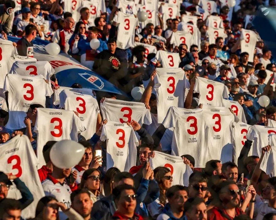 La hinchada de Nacional con las poleras homenaje a Izquierdo