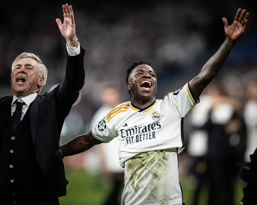 Vini Jr comemorando a conquista da Champions League, contra o Borussia, ao lado de Ancelotti. Foto: IMAGO.