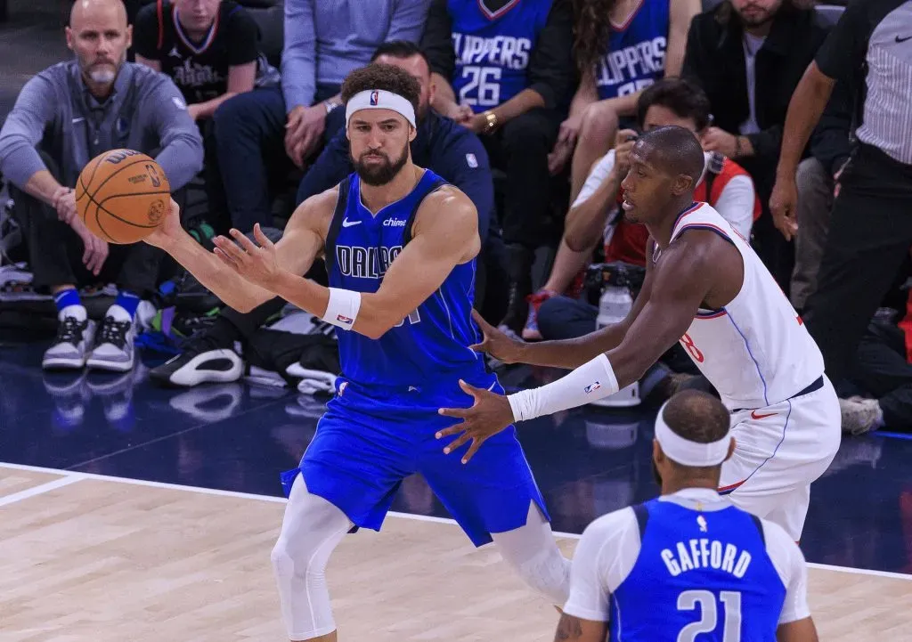 Kris Dunn 8 of the Los Angeles Clippers defends against Klay Thompson 31 of the Dallas Mavericks during their preseason game. IMAGO / ZUMA Press Wire