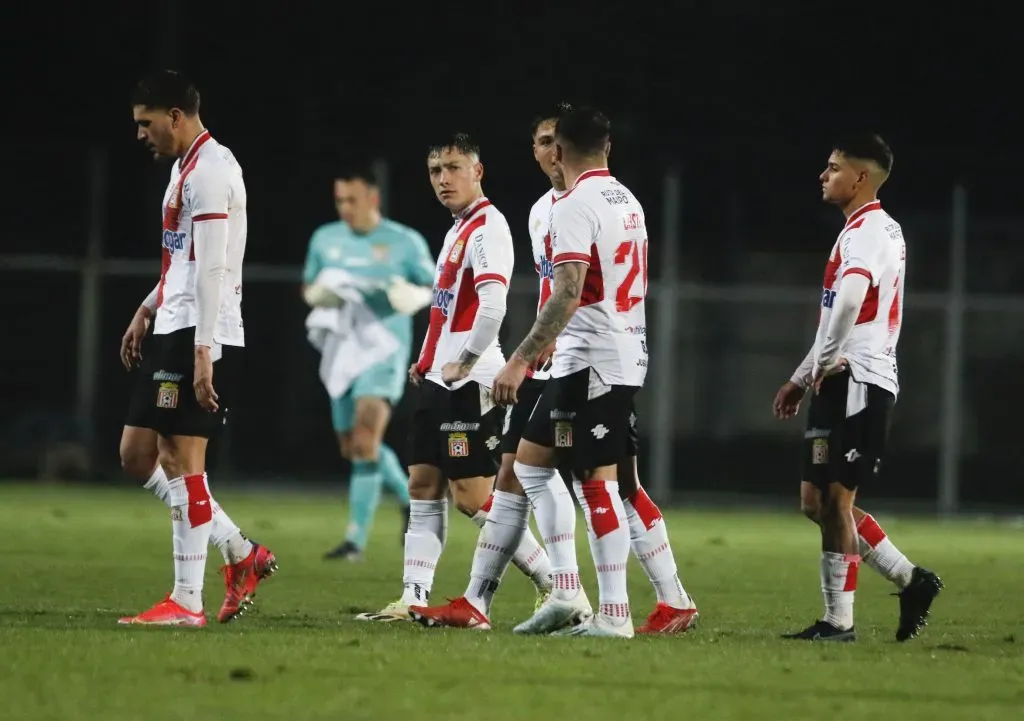 Cristián Zavala se lamenta la derrota de Curicó Unido. Foto: Jose Robles/Photosport