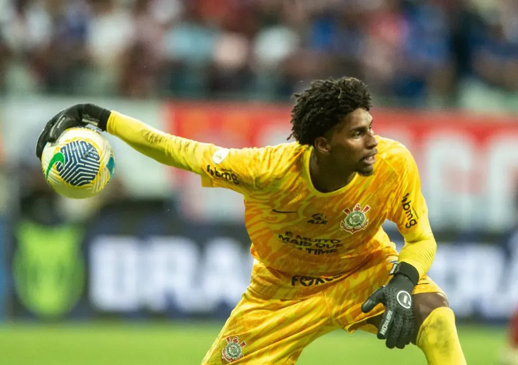 Hugo Souza jogador do Corinthians durante partida contra o Bahia no estadio Fonte Nova pelo campeonato Brasileiro A 2024. Foto: Jhony Pinho/AGIF