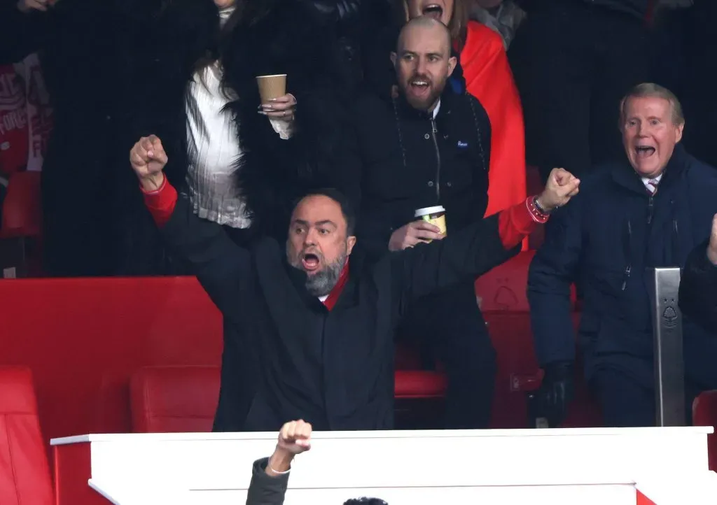 Evangelos Marinakis comemora gol marcado pelo Nottingham Forest. Foto: Paul Marriott/Alamy Live News