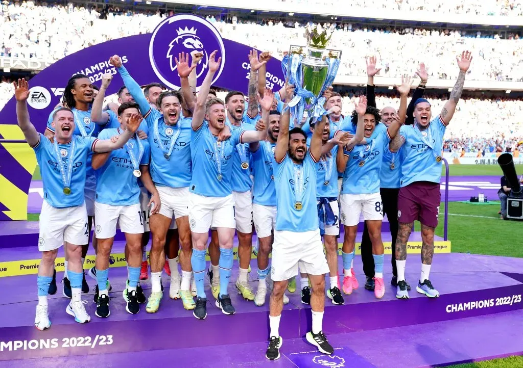 Ilkay Gundogan alzando el trofeo de la Premier League 2022/2023.