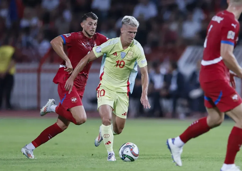 Dani Olmo sufrió un golpe en su tobillo vs. Serbia y es posible que se pierda el duelo con el Girona.