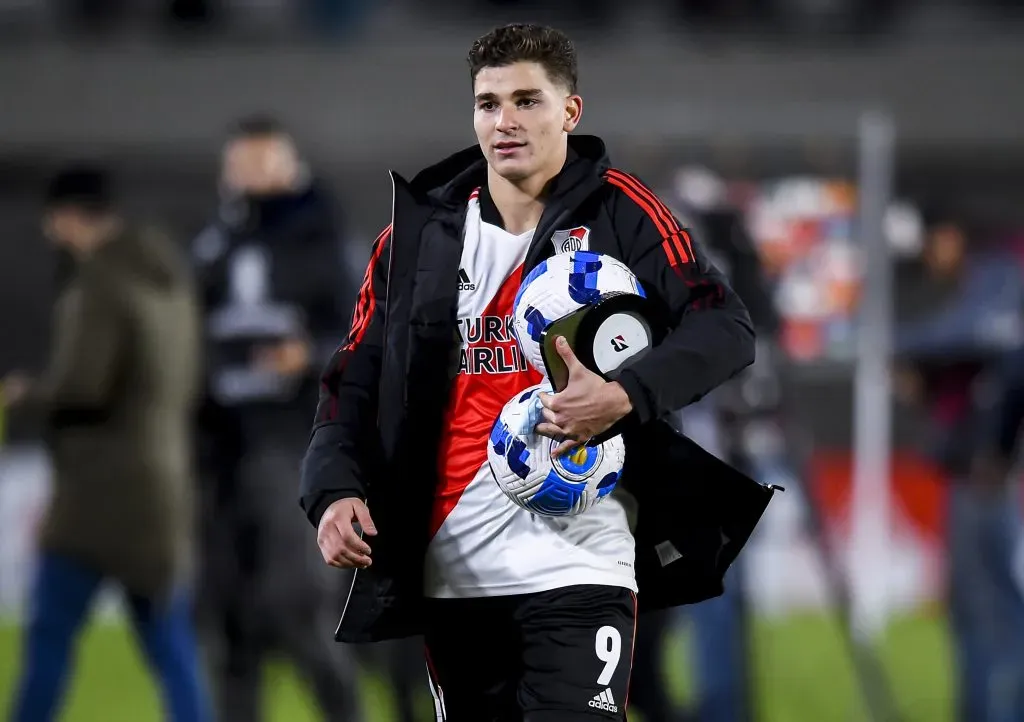 BUENOS AIRES, ARGENTINA – MAY 25: Julian Alvarez of River Plate leaves the pitch after scoring six goals in the victory of his team in the Copa CONMEBOL Libertadores 2022 match between River Plate and Alianza Lima at Estadio Monumental Antonio Vespucio Liberti on May 25, 2022 in Buenos Aires, Argentina. (Photo by Marcelo Endelli/Getty Images)