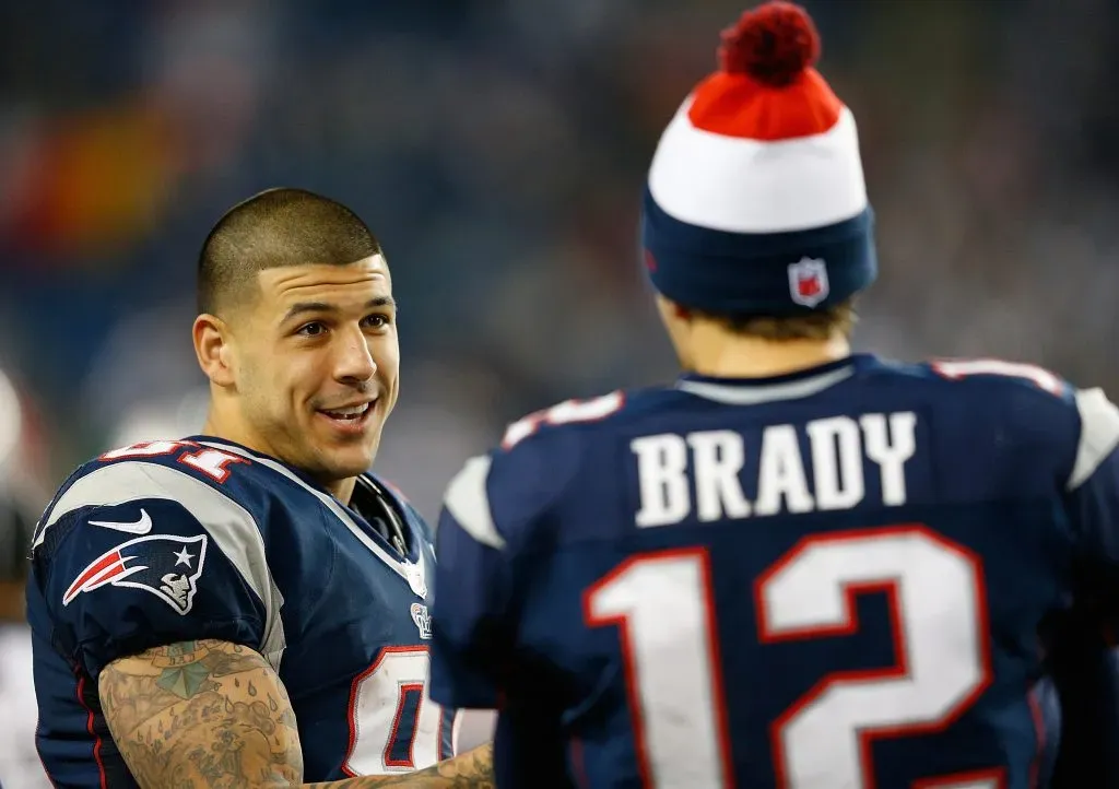 Aaron Hernandez con la leyenda Tom Brady en New England Patriots. Imagen: Getty.