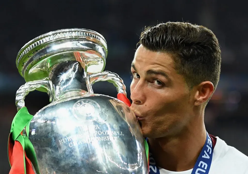 Cristiano Ronaldo com a taça da Eurocopa 2016, conquistada contra a França. (Foto: Matthias Hangst/Getty Images)