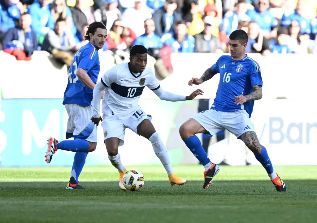 Gonzalo Plata em ação pelo Equador contra a Itália. (Photo by Claudio Villa/Getty Images)