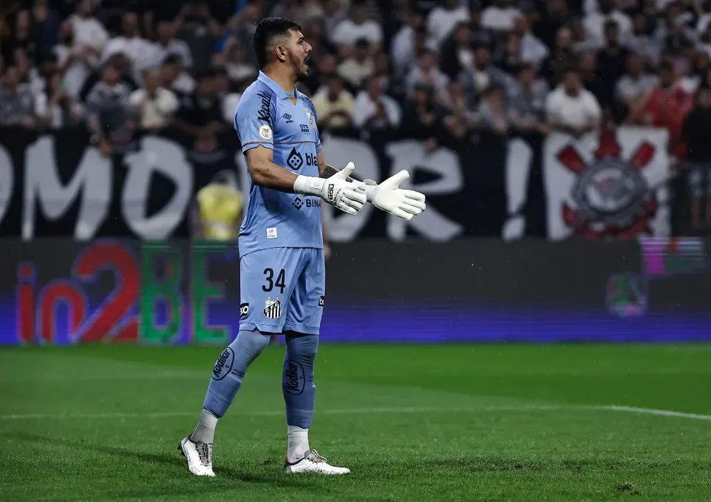 Joao Paulo goleiro do Santos durante partida pelo campeonato Brasileiro A 2023. Foto: Fabio Giannelli/AGIF