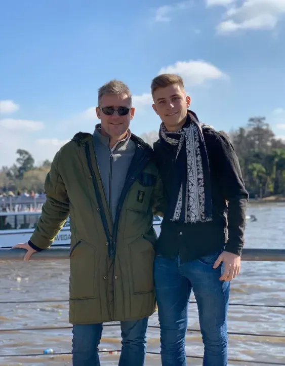 Giuliano Galoppo junto a su padre. (Captura)