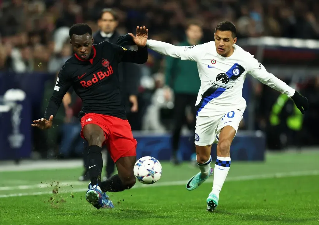 SALZBURG, AUSTRIA – NOVEMBER 08: Alexis Sanchez of FC Internazionale (R) and Karim Konate of FC Salzburg during the UEFA Champions League match between FC Salzburg and FC Internazionale at Red Bull Arena on November 08, 2023 in Salzburg, Austria. (Photo by Leonhard Simon/Getty Images)