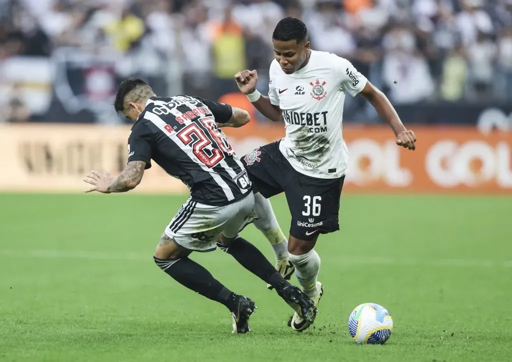 Wesley em ação contra o Atlético Mineiro. (Photo by Alexandre Schneider/Getty Images)