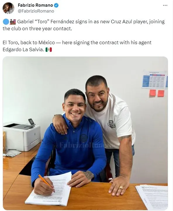 La primera imagen del Toro Fernández con la playera de Cruz Azul (Twitter)