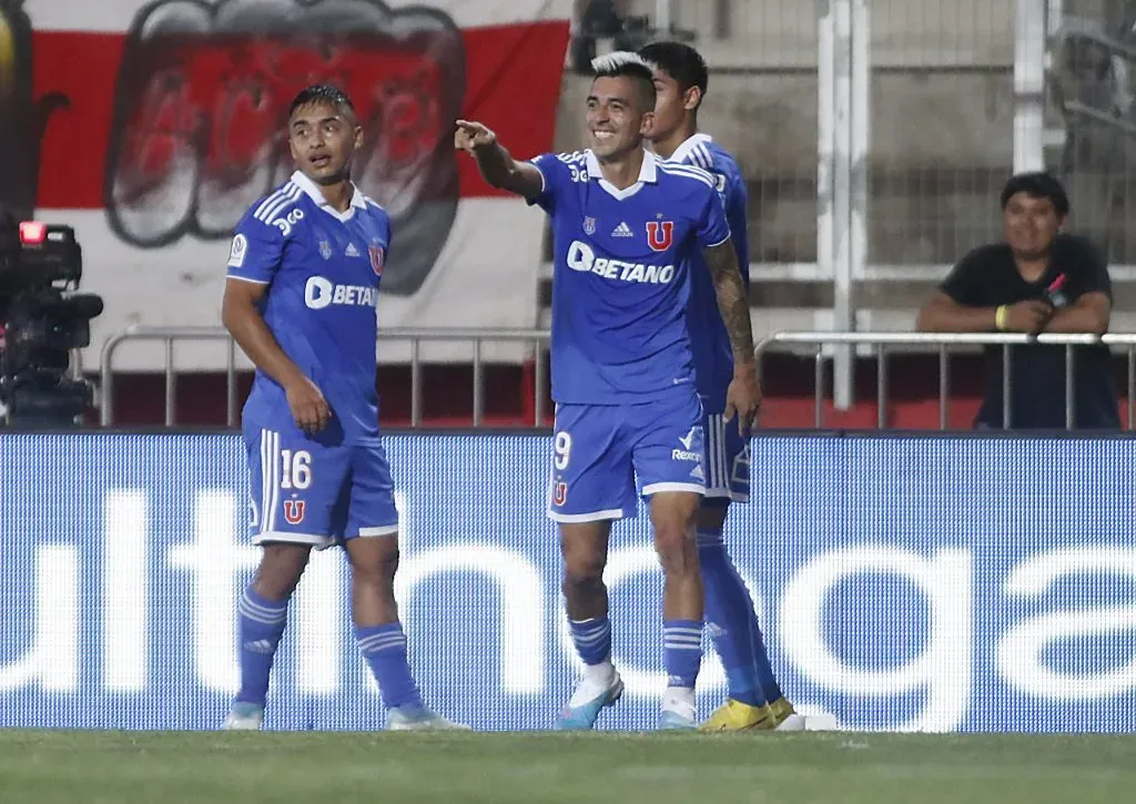 Leandro Fernández festeja junto a Nicolás Guerra y Darío Osorio. (José Robles/Photosport).