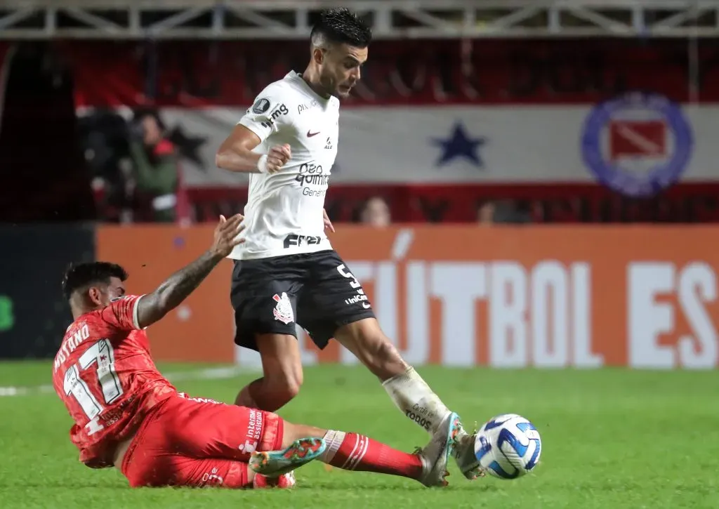 Fausto Vera contra o Argentino Juniors. (Photo by Marcos Brindicci/Getty Images)