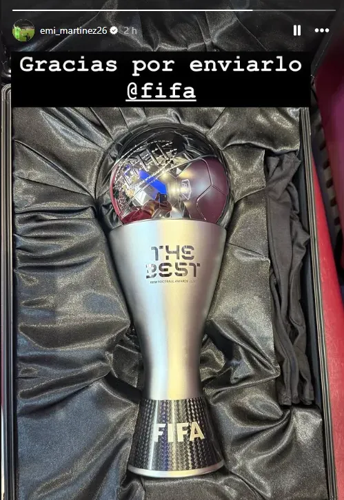 Dibu le agradeció a la FIFA por enviar el trofeo del The Best.