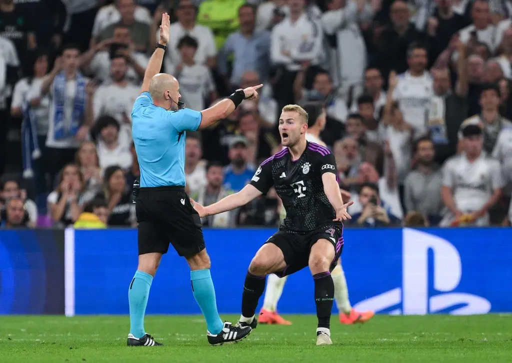 árbitro Szymon Marciniak anula um gol e De Ligt reclama; Toni Kross criticou arbitragem (Photo by David Ramos/Getty Images)