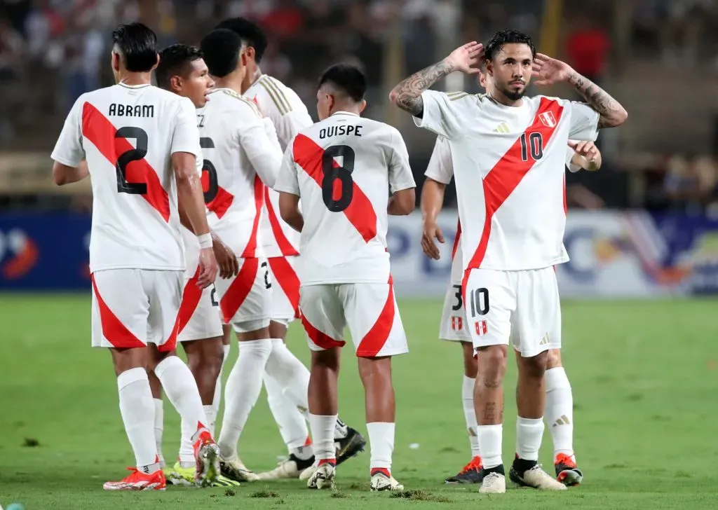 Perú festejando un gol en el Monumental. (Foto: IMAGO)