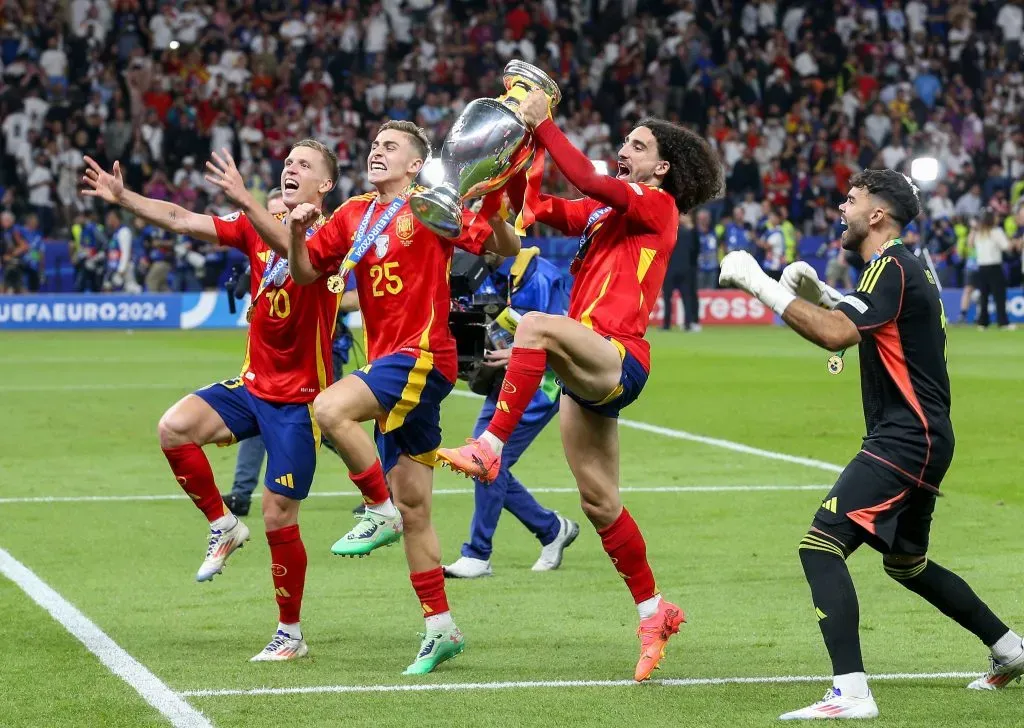 Cucurella celebrando la Eurcopa con sus compañeros de España