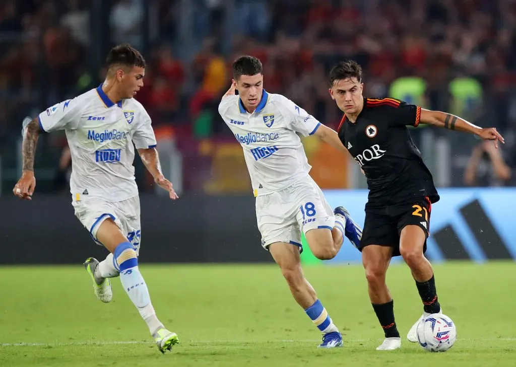 Matías Soulé marca a Paulo Dybala en el duelo entre Frosinone y Roma. (Foto Getty).