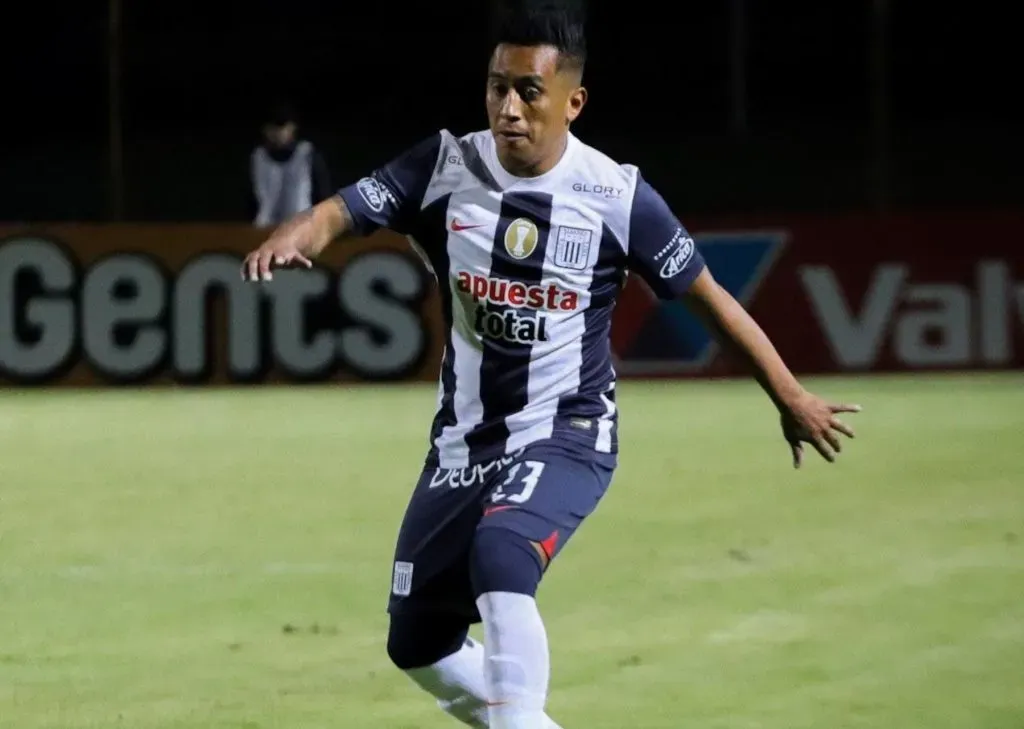 Christian Cueva con la camiseta de Alianza Lima jugó lesionado. Foto: Getty.